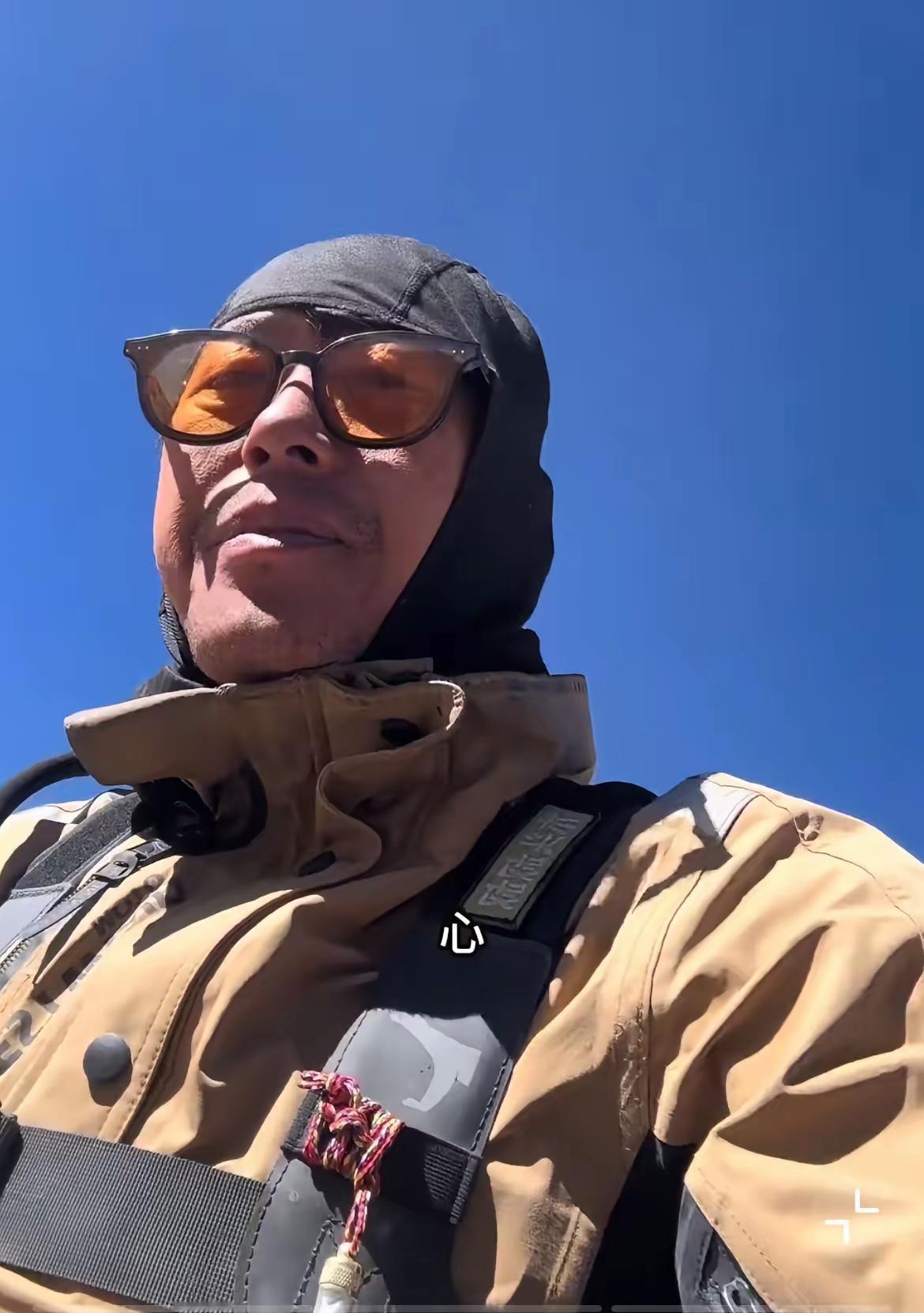 一个大叔和年轻姑娘骑行无人区，回来后就因为姑娘