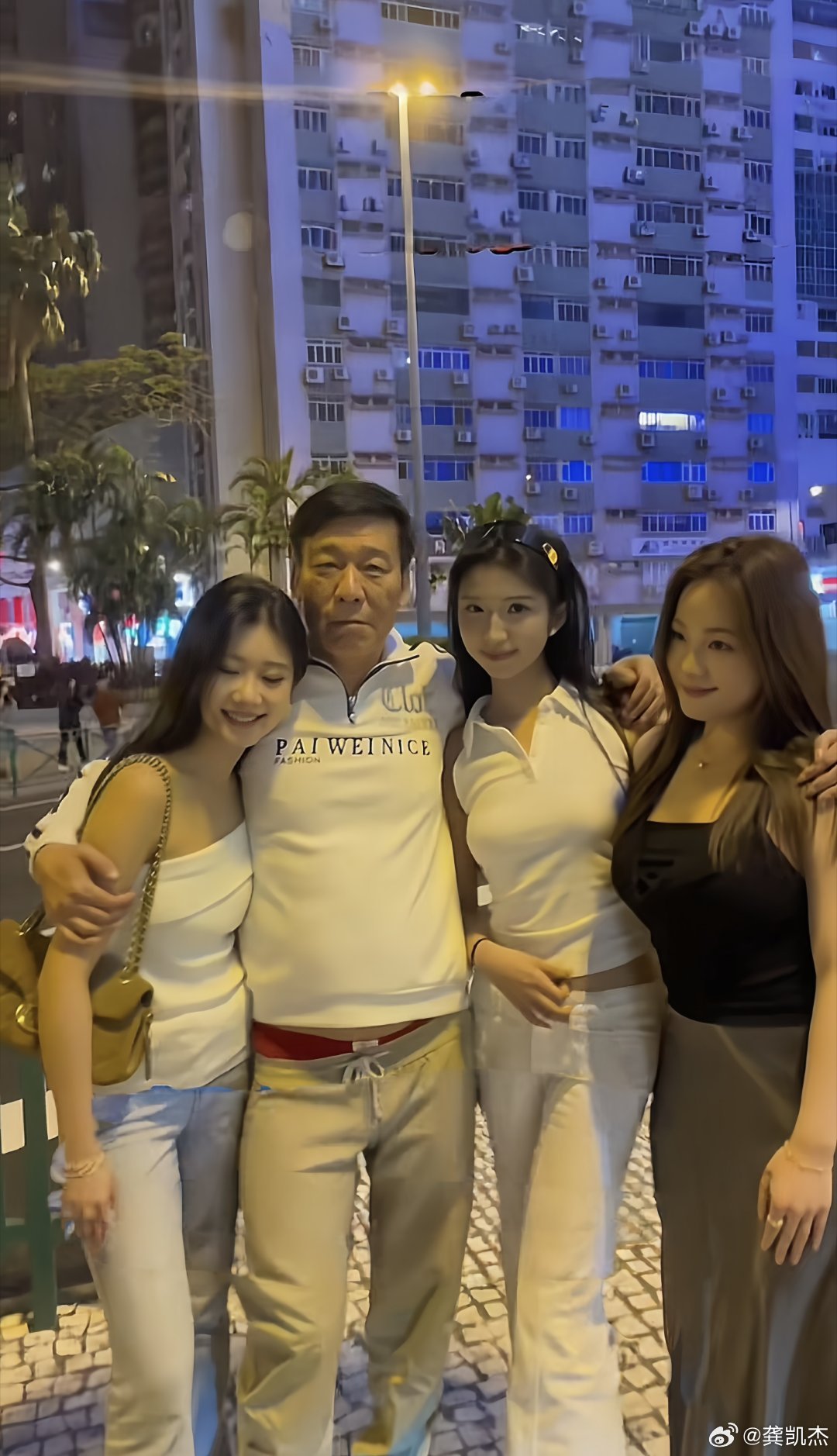 中间那个男人叫啥 ​​​