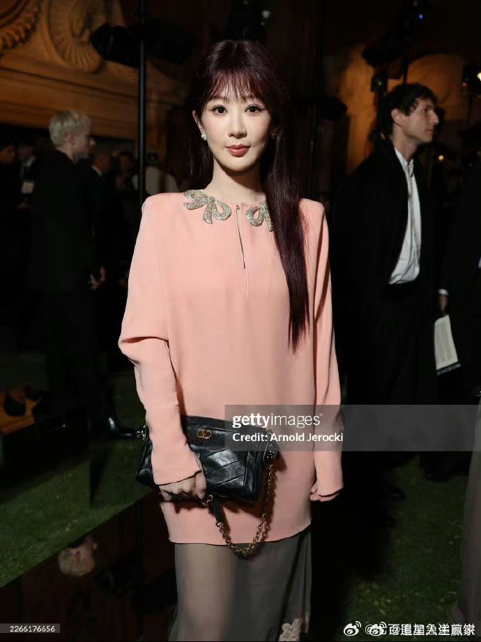 杨紫时装周G社生图 ，黑长直红发，眼前一亮的风格 好漂亮 