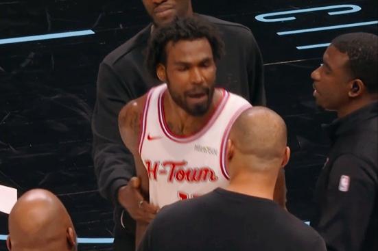 这能怪我？
火箭内讧，
伊森怒喷乌度卡。


谢泼德连中三分，
火箭 14:4 