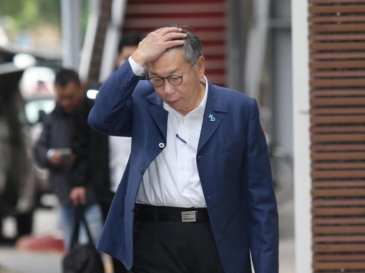 【柯文哲身上有哪两大致命伤？】
最近民众党风波不断，政治献金疑似造假的问题更是将