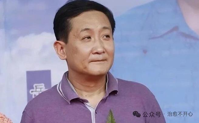 梁天，看着吊儿郎当，骨子里却是个真爷们儿。出身书香门第，就他是个“学渣”，靠哥哥