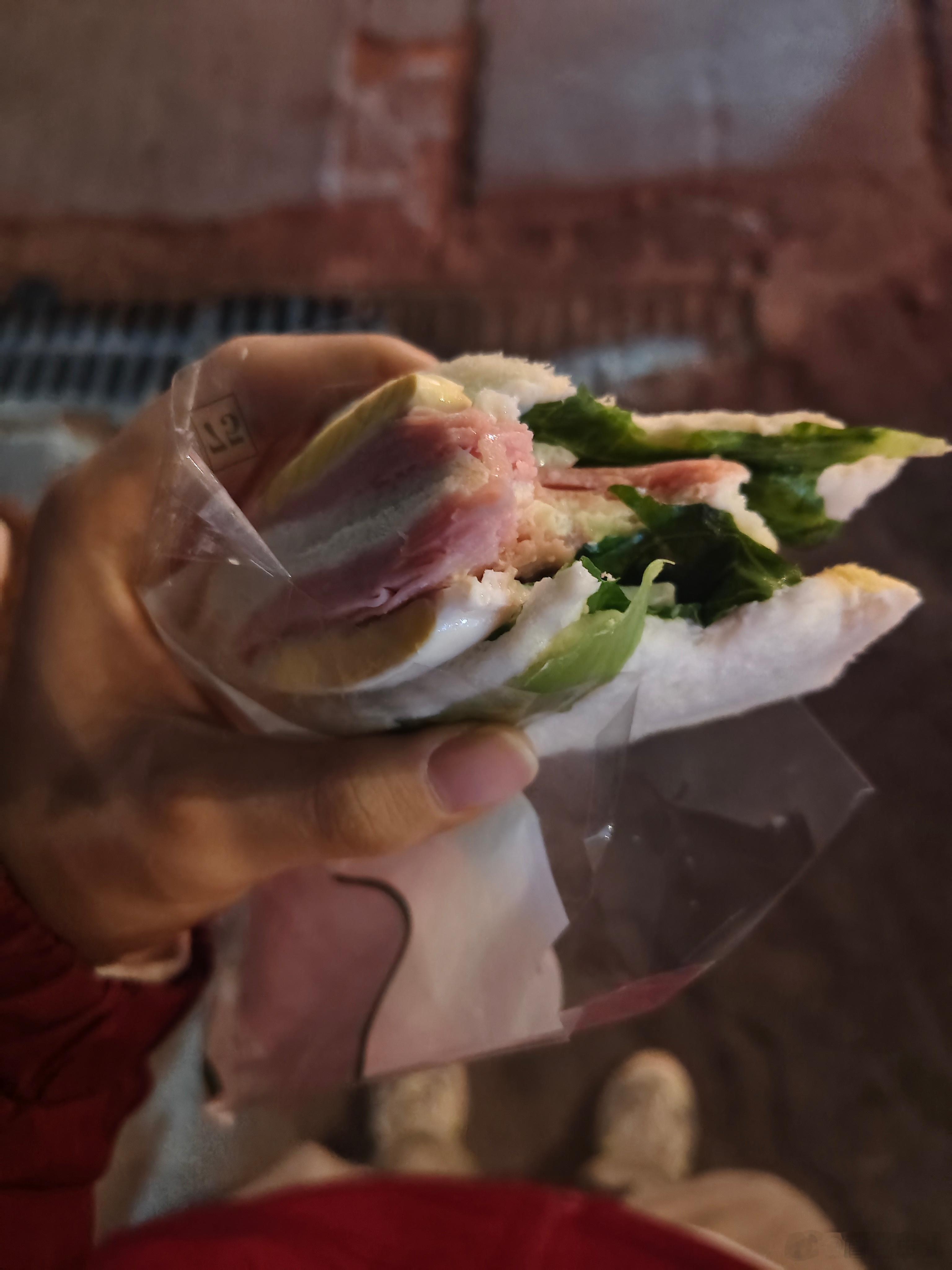 晚上睡觉前来便利店买个鸡蛋三明治🥪周日放纵餐就此结束吃喝博主下线财经博主即将上