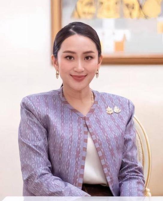 罢免书已递交，佩通坦开始自救，60万泰军作出选择，中国不可不防。泰总理佩通坦遭到