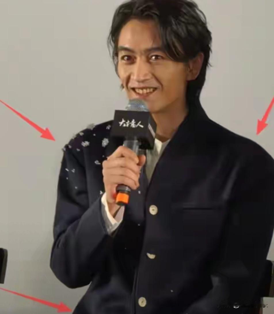 天呐！陈晓怎么变成这样了？真是太吓人了吧！
陈晓出席活动，一身黑西服，昔日圆润饱