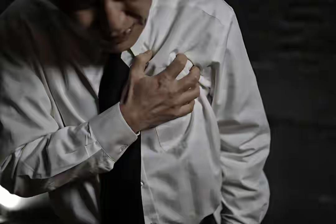 揪心，襄阳35岁的张先生，总觉得自己年轻、底子好，下班后刷手机常熬到凌晨一两点，
