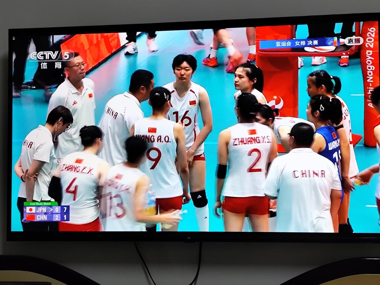 中国女排眼看胜利在望，2：0大比分领先日本队，冠军马上到手，可是第三局出现波动，