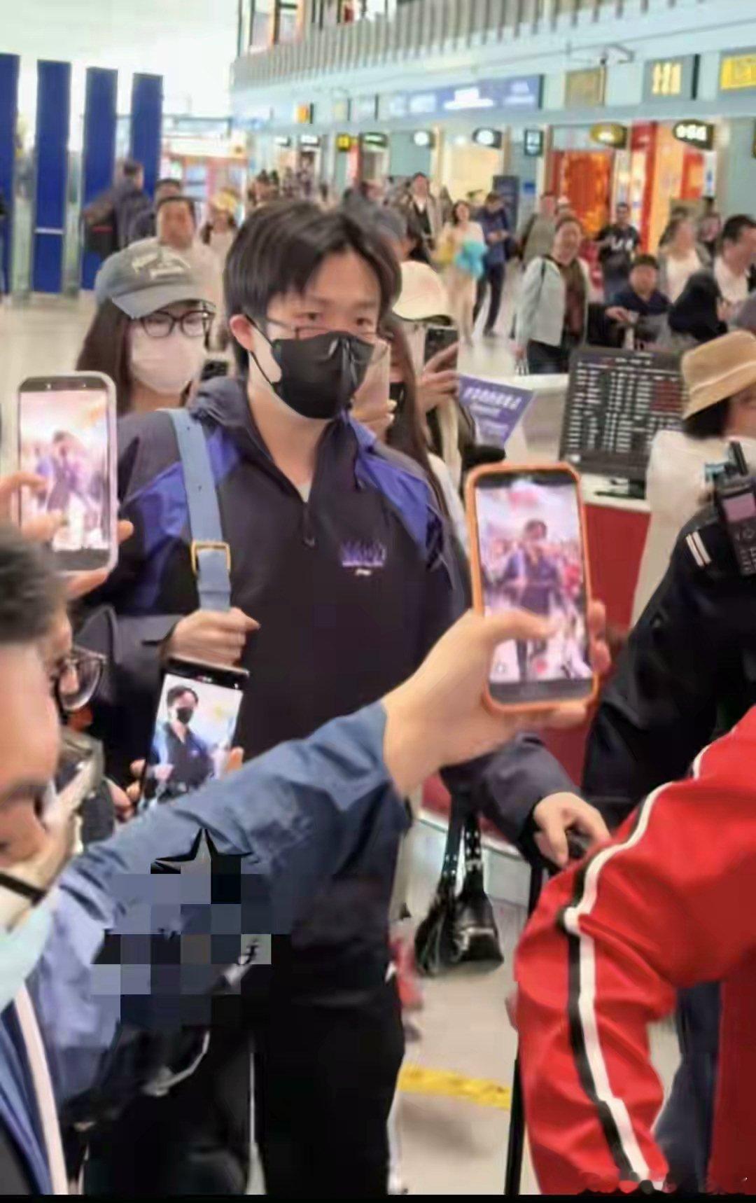 王楚钦启程出征伦敦世乒赛，现身时遭遇代拍近距离怼脸拍摄，即便现场有安保人员维持秩