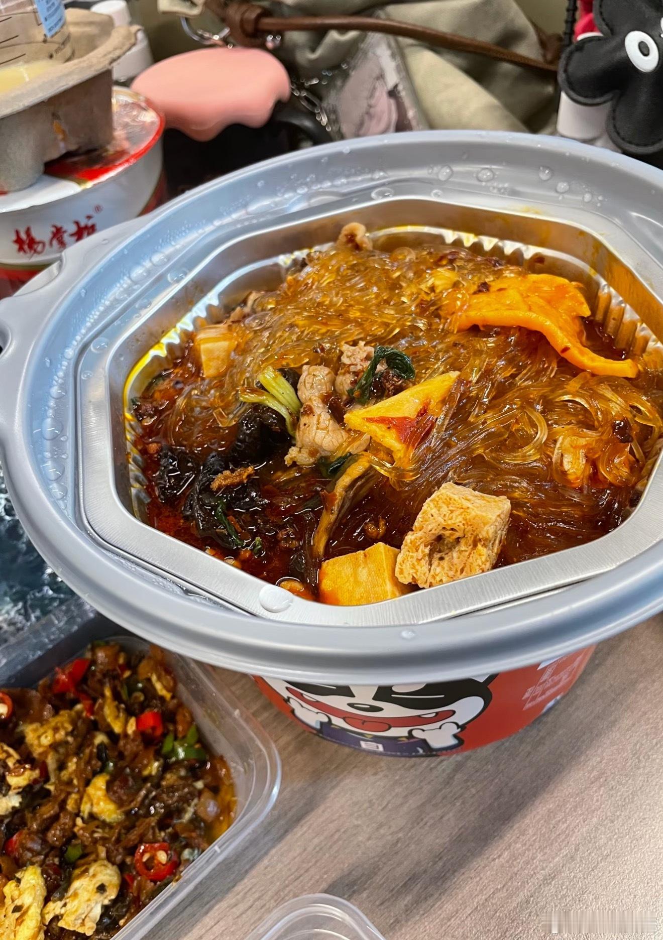 自嗨锅濒临破产记得有一阵自嗨锅的直播带货很火，但价格并不便宜。划下来也要二十多一