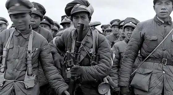 1934年，川军军长郭汝栋奉命追击红军，谁知他在望远镜里看着红军抬担架过山脊，然