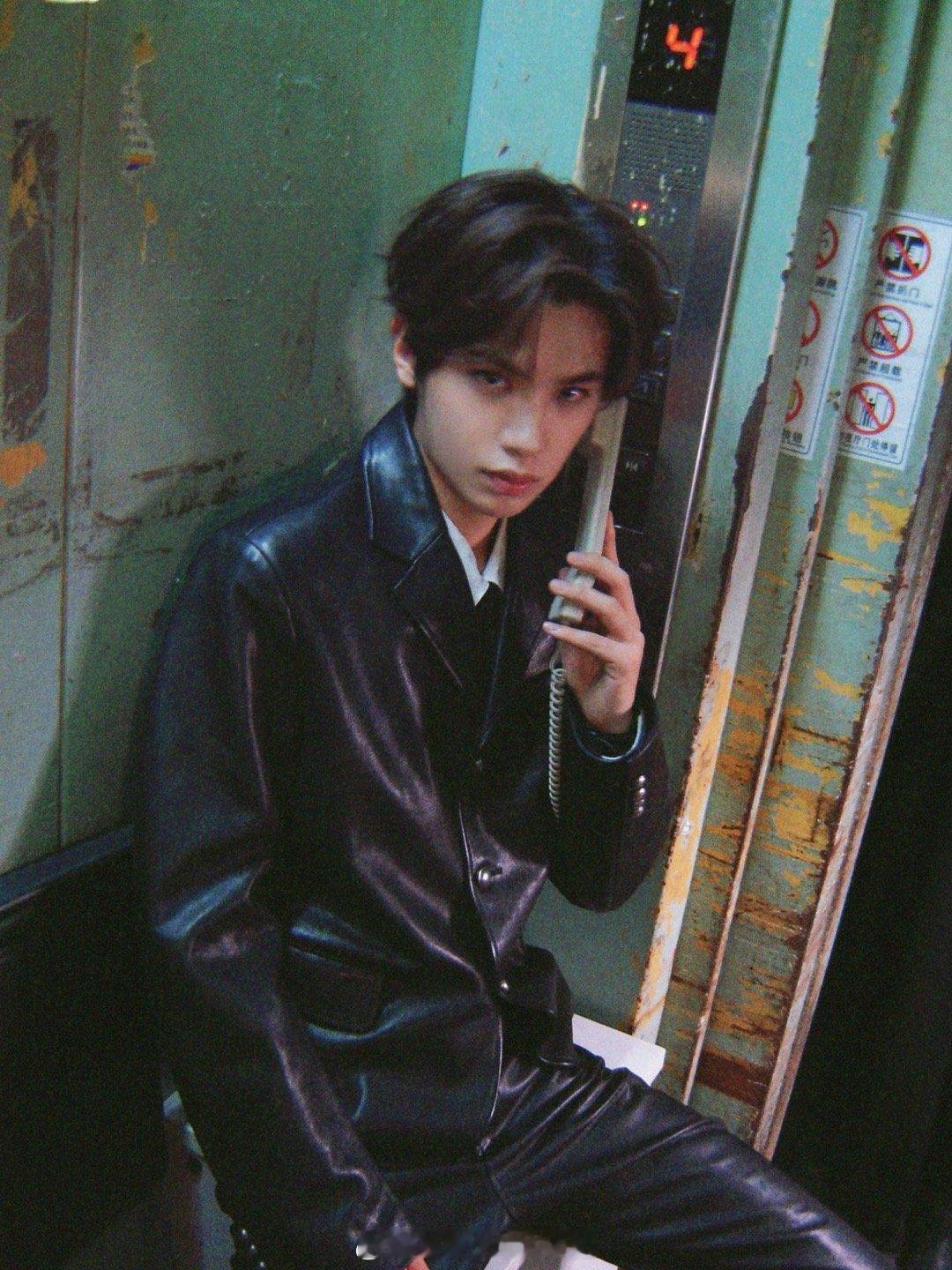 黄明昊用专业表现力驾驭多元风格，展现新生代偶像的无限可能。 