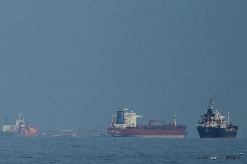 前几天，霍尔木兹海峡的海面上一点都不平静，3艘油轮刚交完“过路费”，大摇大摆地驶