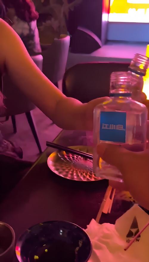 昨天晚上公司团建，KTV里灯光闪烁，大家的歌声此起彼伏。唱累了，几个老同事坐在一