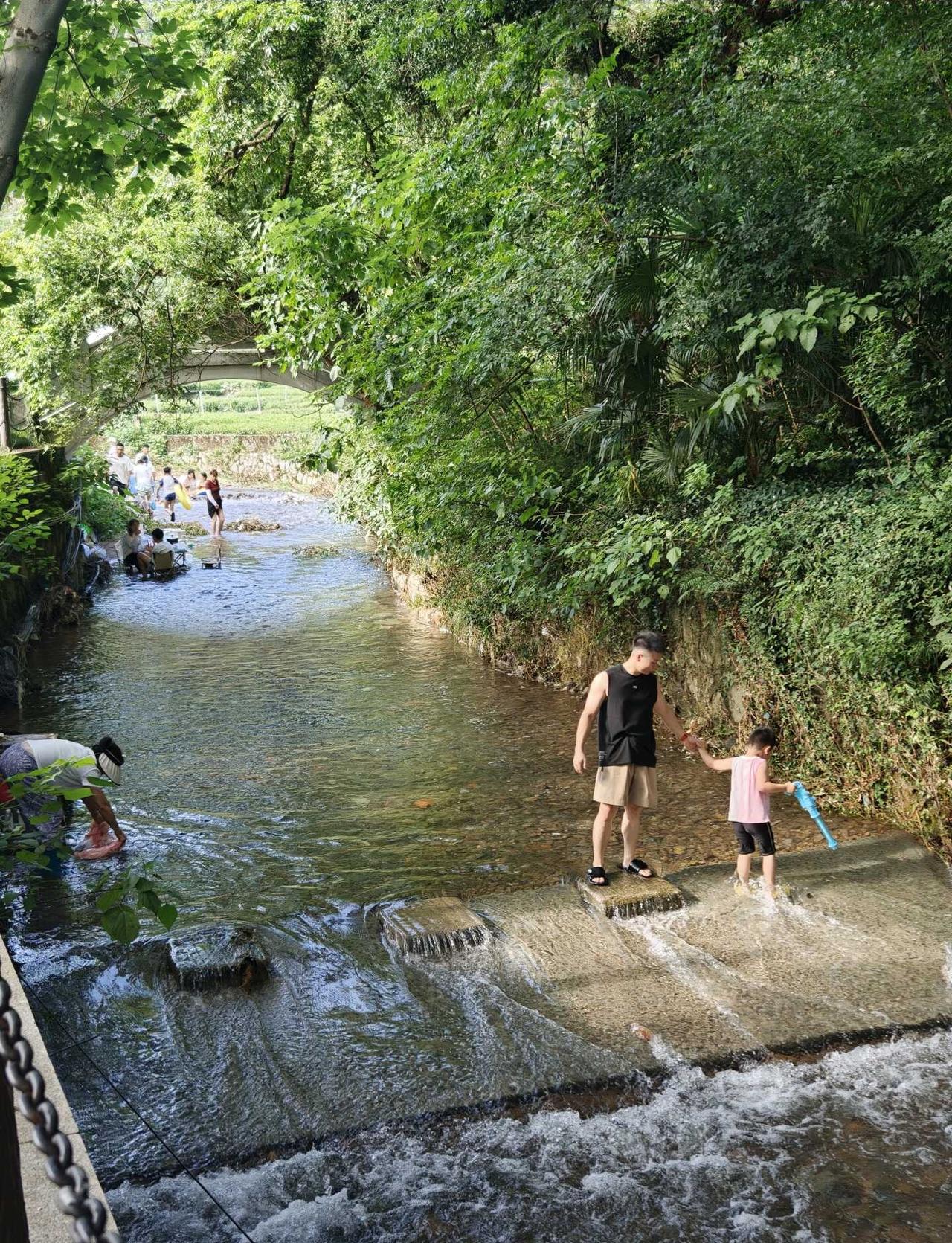 云栖竹径玩水 天气很热水很清凉 桥洞下就是完美露营地 标记我的玩水地图 户外玩水