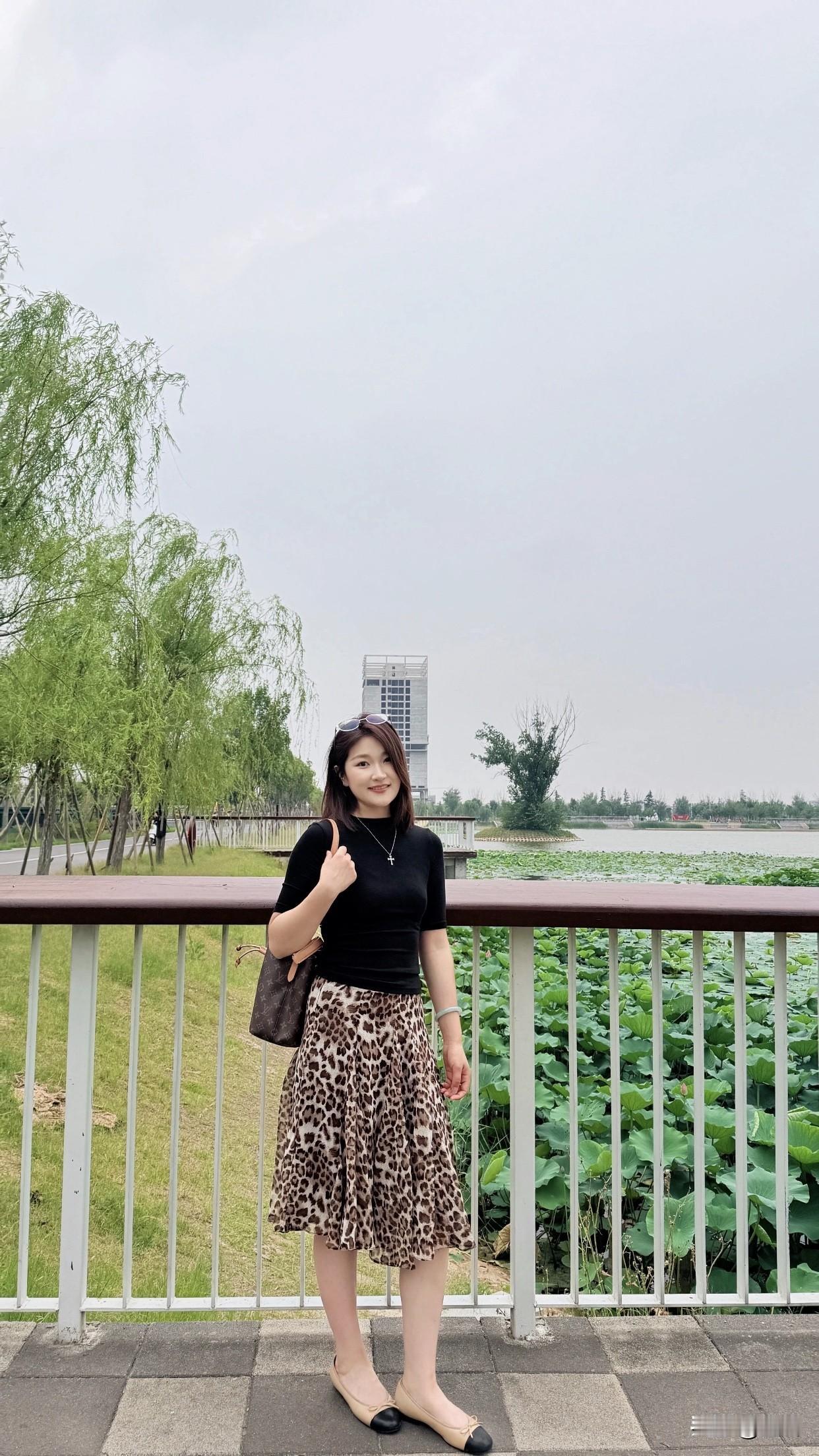 什么样的女性最吸引人善良有尺、温柔有锋芒的女性同样吸引人。她们待人真诚，却也坚守
