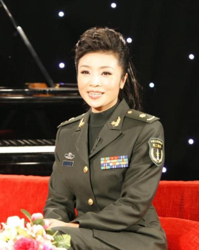 61岁，国家一级演员，正师级待遇。但家里冷锅冷灶，连个说话的人都没有。
10月她