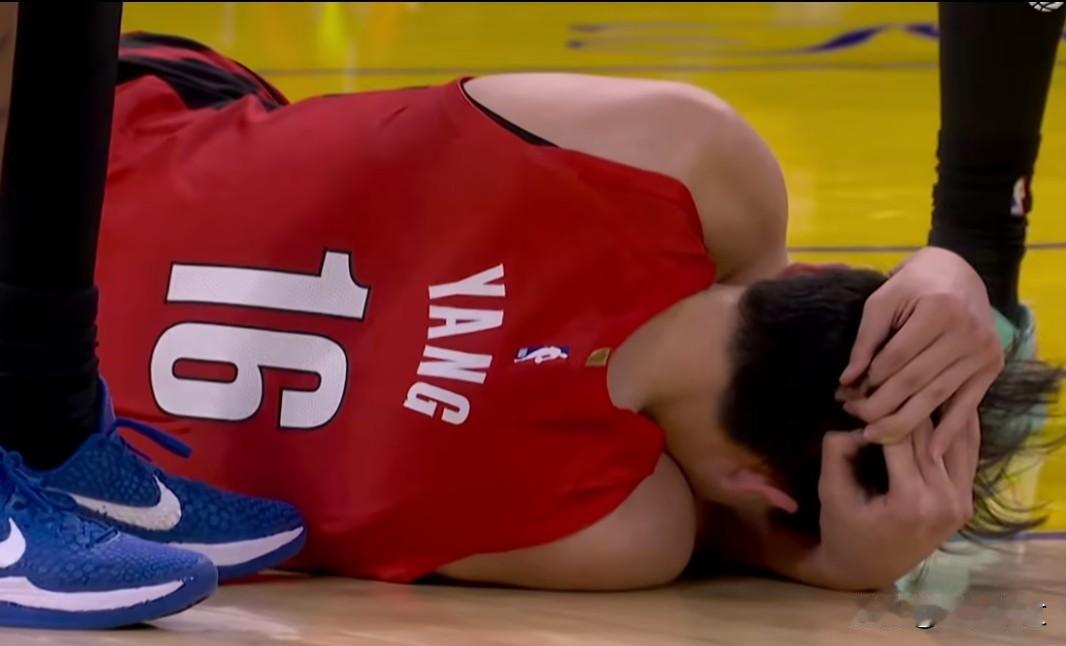 杨瀚森头撞理查德的膝盖，杨瀚森真是太拼了，直接到底场上抱着受伤的后脑勺！很长时间