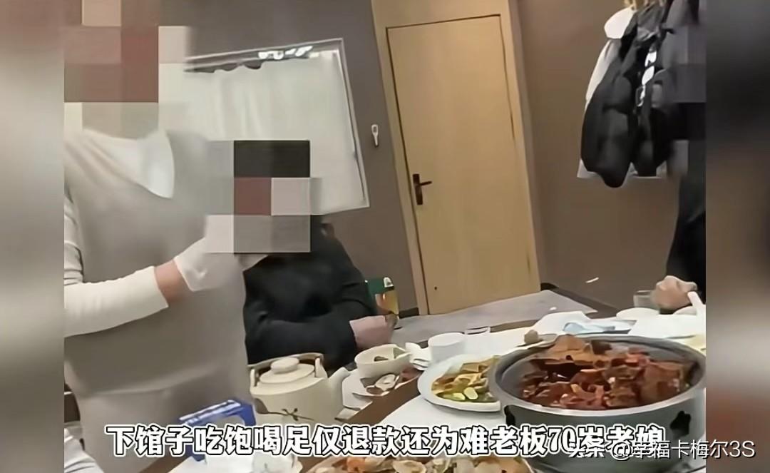 青岛饭店老板母亲被气的敲桌子，顾客想免单的理由，真的太离谱了，事情起因是一群人在