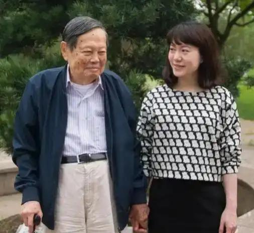 百岁杨振宁先生的长寿密码：
杨振宁先生的长寿秘诀藏在生活里：作息超规律，晚10点