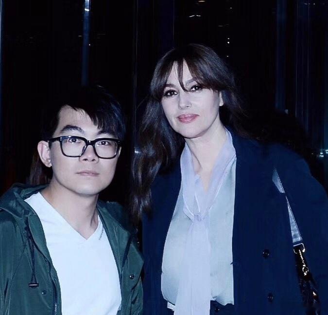 跟“地球球花”莫妮卡拍一张[哈哈] ​​​