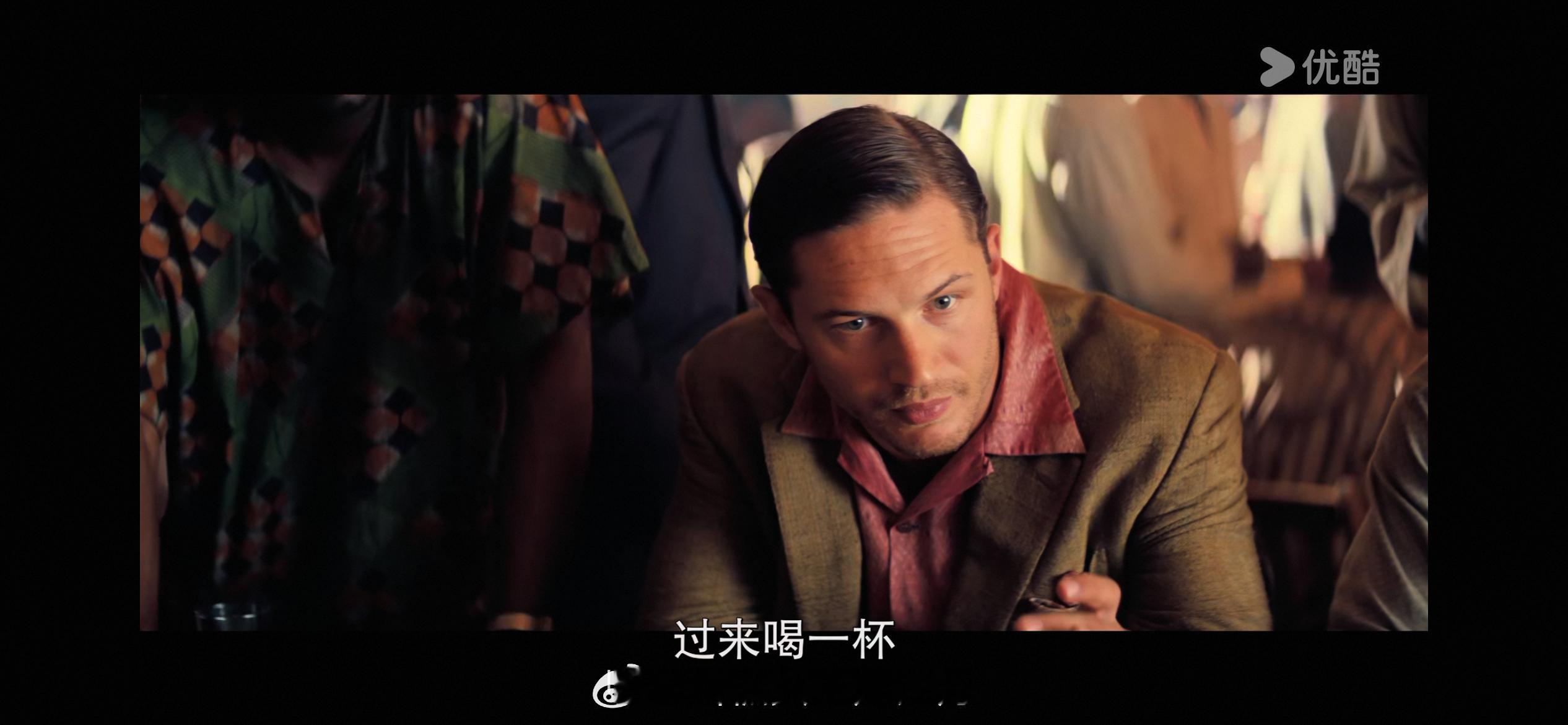 重温《盗梦空间》发现一个很野很性感的帅男人，是影片里第一个出现的帅哥。 