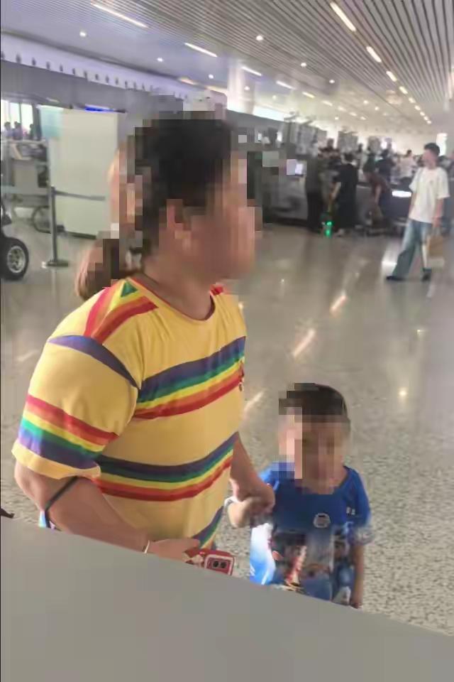 双胞胎哥哥在杭州东站被陌生女子抱走？派出所全员出动，20分钟锁定“嫌疑人”，万万