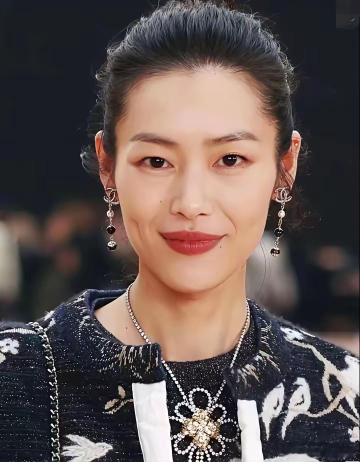 大家别再拿奚梦瑶、何穗和刘雯比了她们早就不在一个层次了刘雯是全球公认的“传奇超模