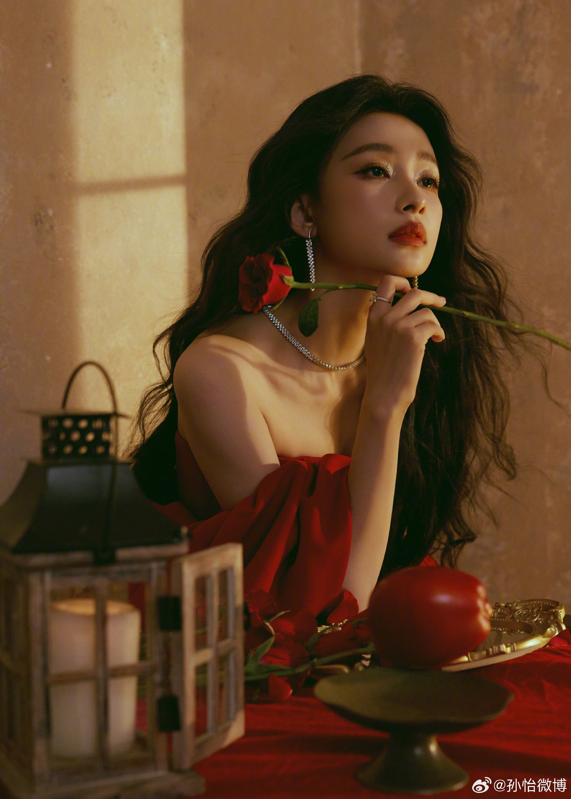 孙怡玫瑰红裙孙怡红玫瑰 明媚迷人的红玫瑰 