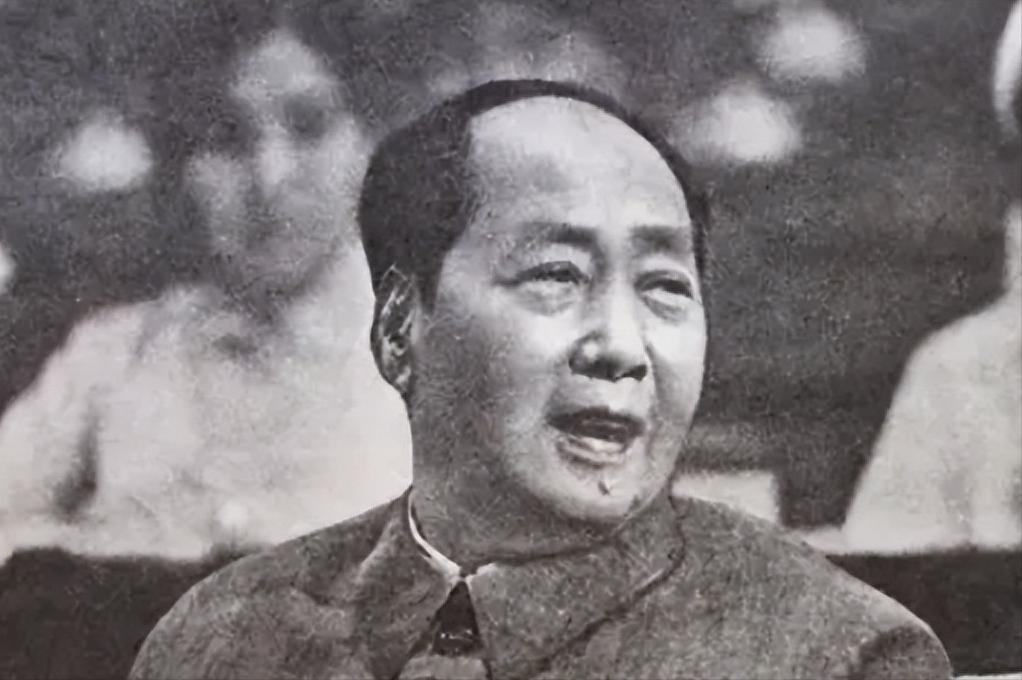 [微风]1976年9月8日，毛主席病危，他吃力地握笔写下三道横杠，又敲了三下木床