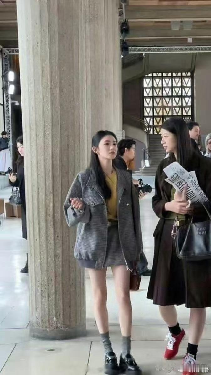 刘浩存的腿又细又直，线条超美，比脸蛋还吸睛，忍不住多看几眼～ ​​​