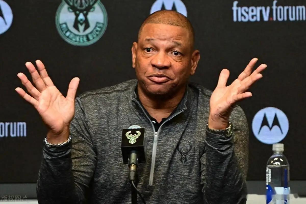 离开费城这么久，里弗斯终于还是没憋住，说出了当年的实话。
 
里弗斯说哈登没问题