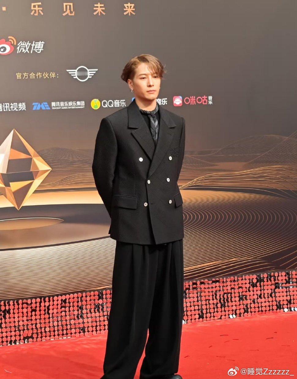 #王嘉尔压轴#好帅啊我的天，让我们一起呐喊！王嘉尔王嘉尔！！不愧是你王嘉尔｜ ​