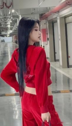 #孙怡巴黎一抹辣妹红# 孙怡巴黎行，红装加身，气场全开！东方韵味与时尚辣妹风完美
