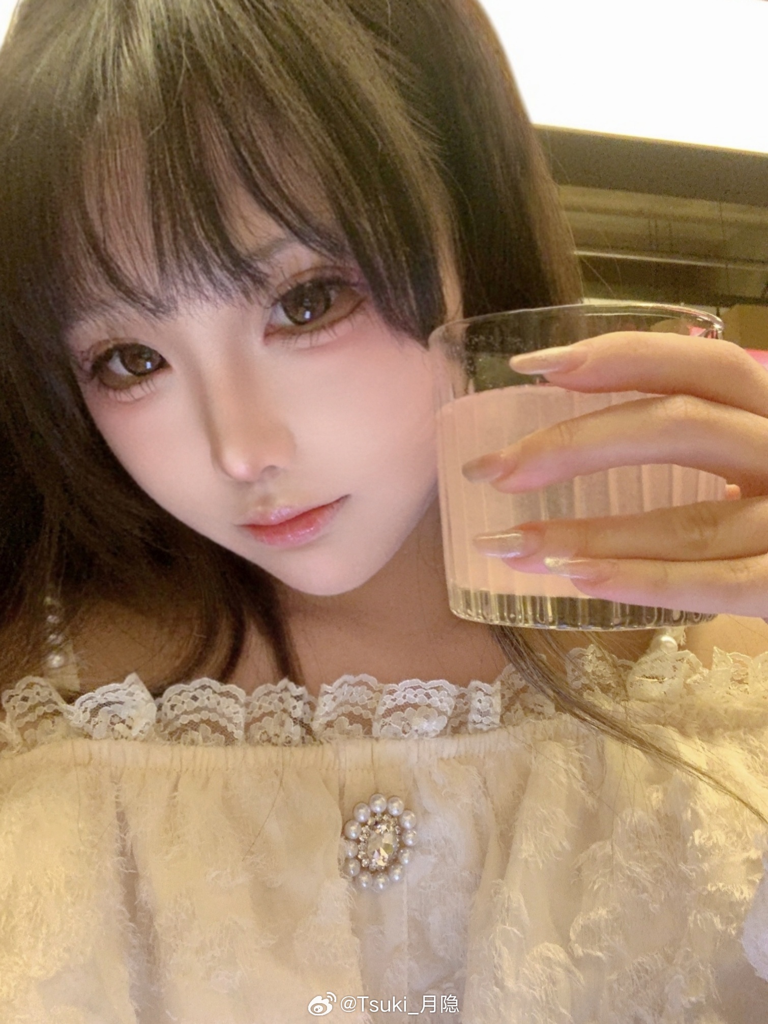 这酒怎么莫名其妙就飞我手里了: 