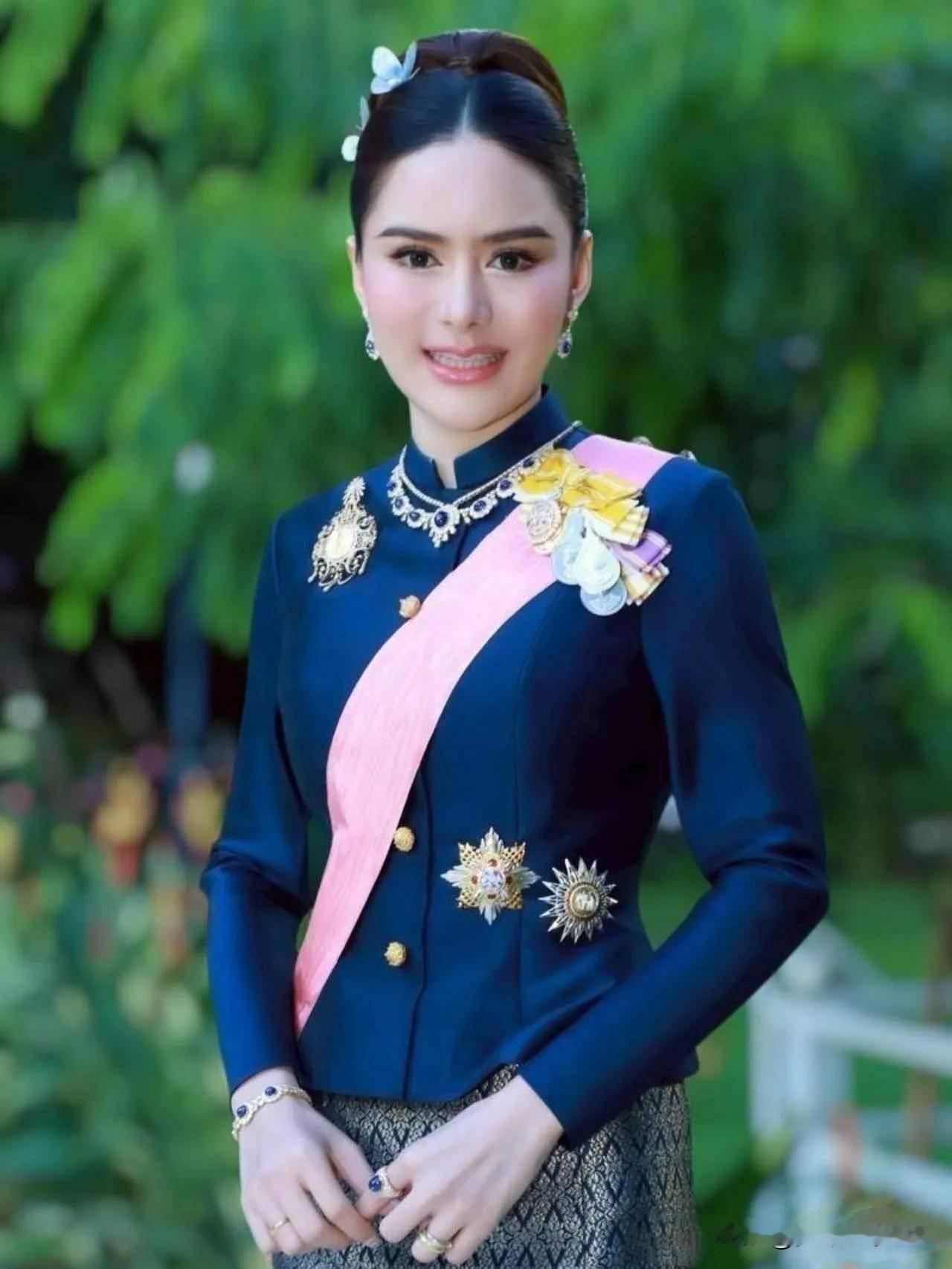 泰国王室三位90后女眷介绍
 
欧拉弄
圆脸、眉眼妩媚、笑容甜，常穿粉色/明黄宫