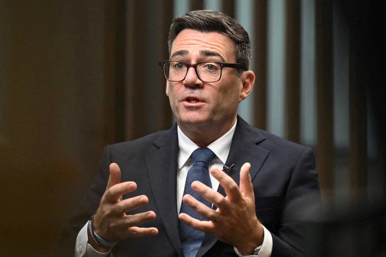 据唐宁街称，新任英国首相安迪·伯纳姆在过去24小时内与海湾地区沙特阿拉伯、阿联酋