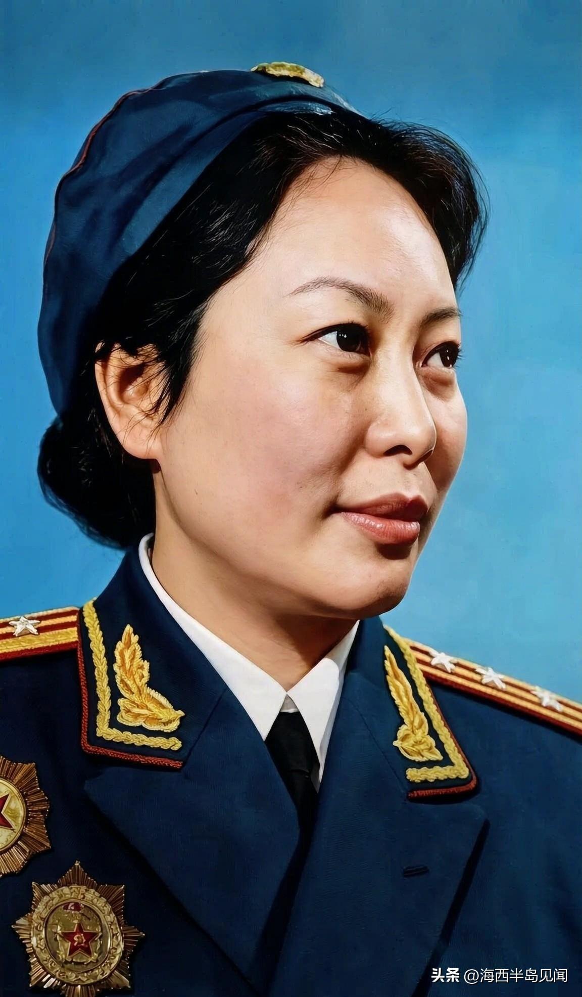 她是参加举世闻名的二万五千里长征最小的女红军。六岁送情报，九岁参加红军，踏上长征