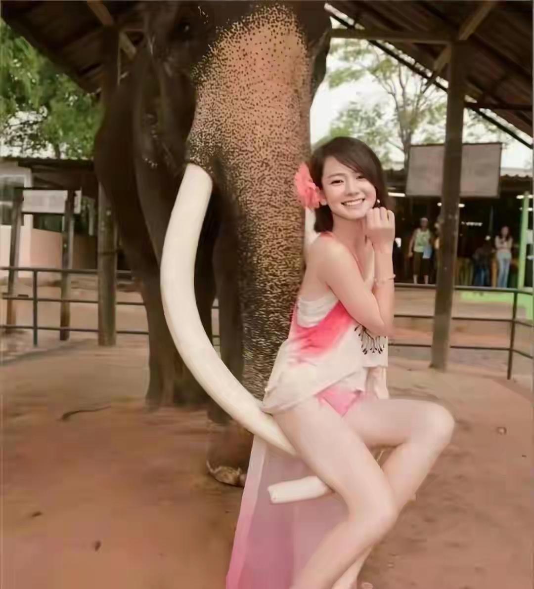 你们认识她吗？
她的肌肤很娇嫩，就算是杨幂、刘诗诗来了都是甘拜下风的存在
她的笑