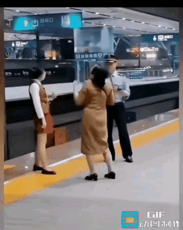 都是成年人，是你自己沉浸在接打电话的兴奋中，误了上车时间，这能怨别人吧？

高铁