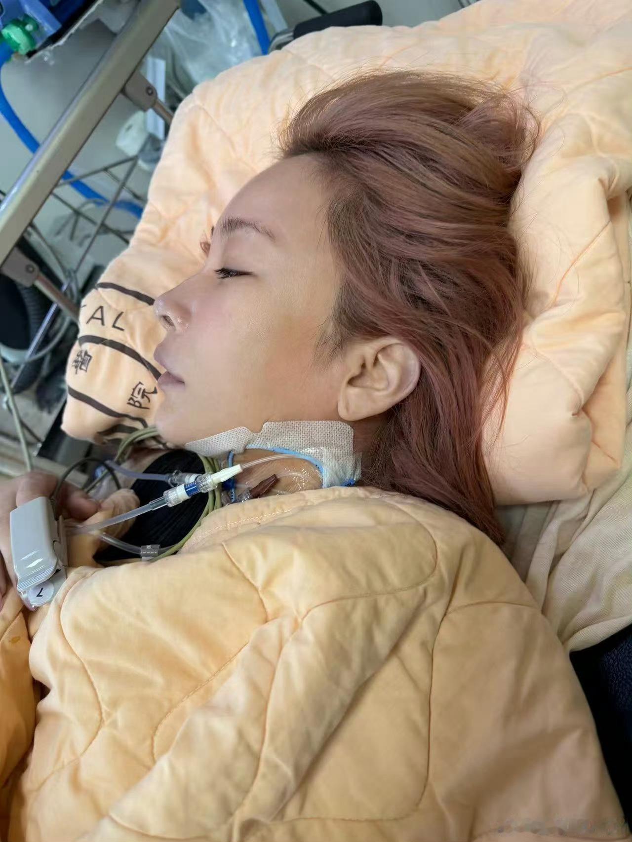 温岚在ICU抢救了10天最喜欢温岚那首《同手同脚》，这首歌是温岚专门写给小自己近