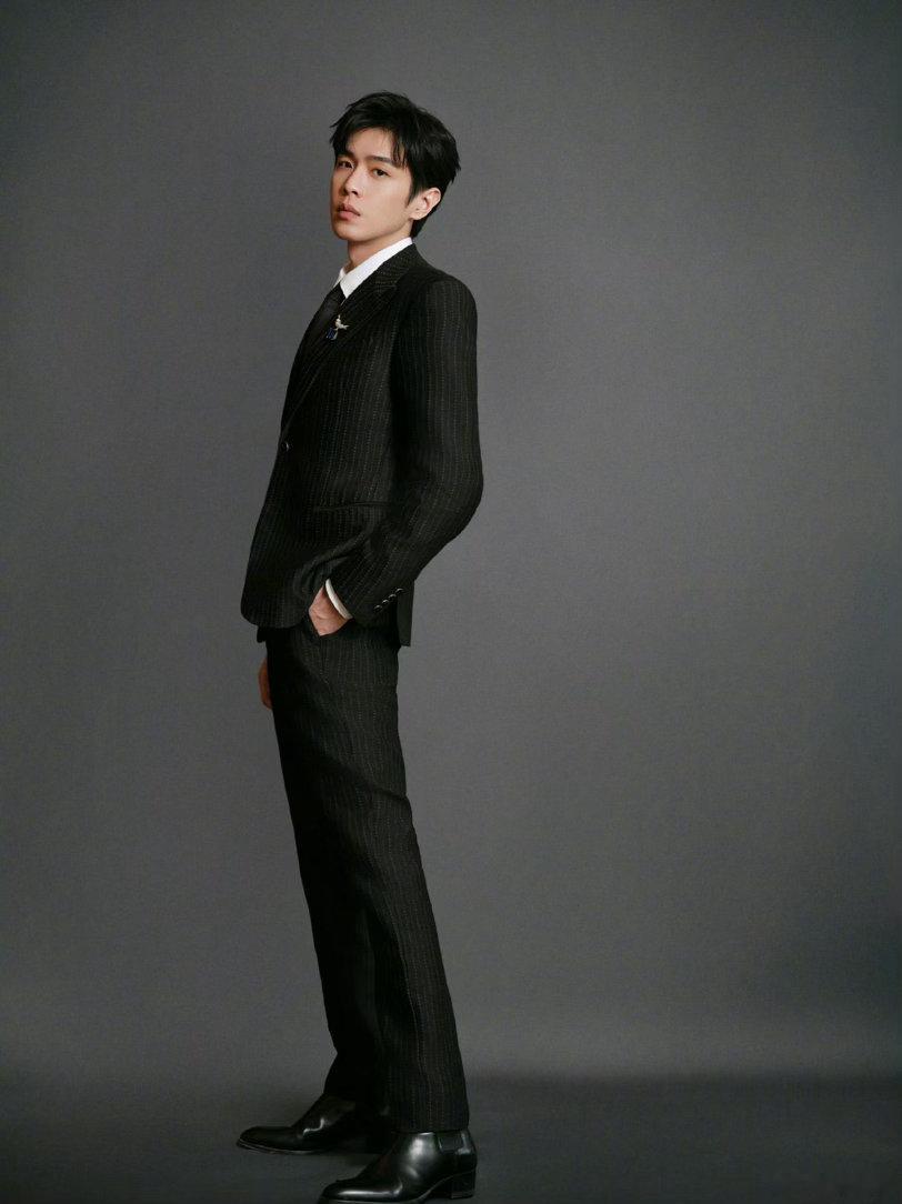 张若昀求你把黑色西装焊身上张若昀人夫感的神张若昀和黑西装锁死吧！每次穿都帅到失语