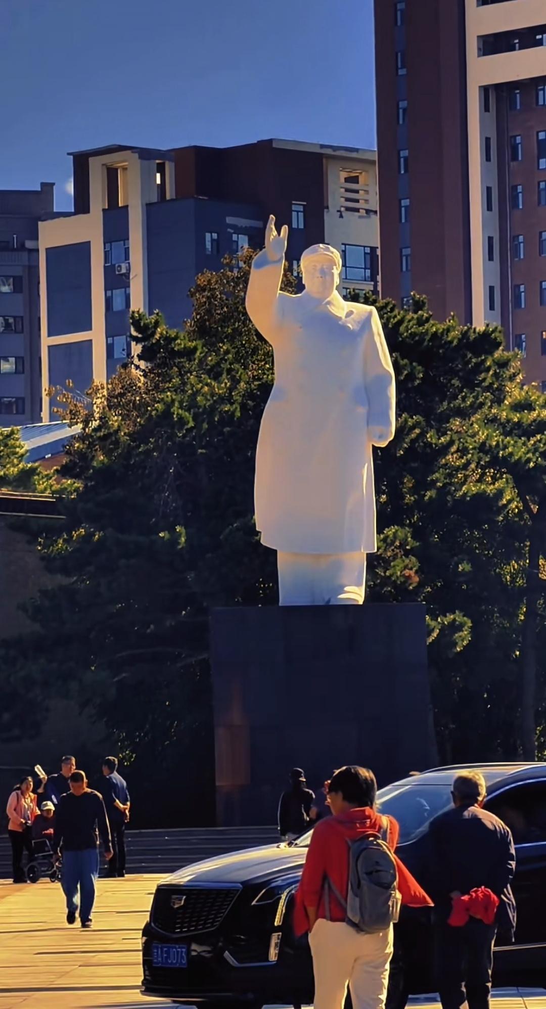 为什么特别崇拜毛主席 因为： 1、当我学习时，他教导我--好好学习，天天向上。 