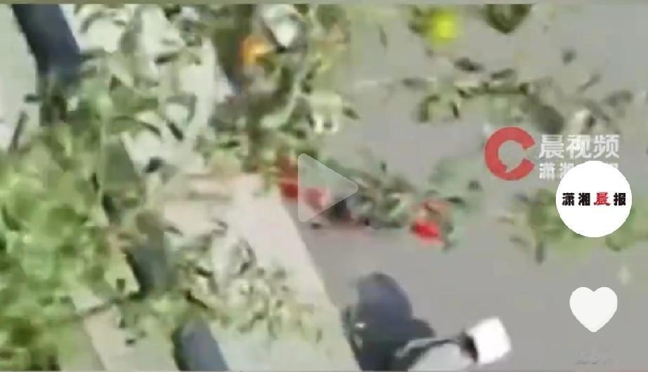 惊出一身冷汗！广东佛山，一男子在30楼楼顶固定安全绳后，顺着绳索往下开展外墙作业