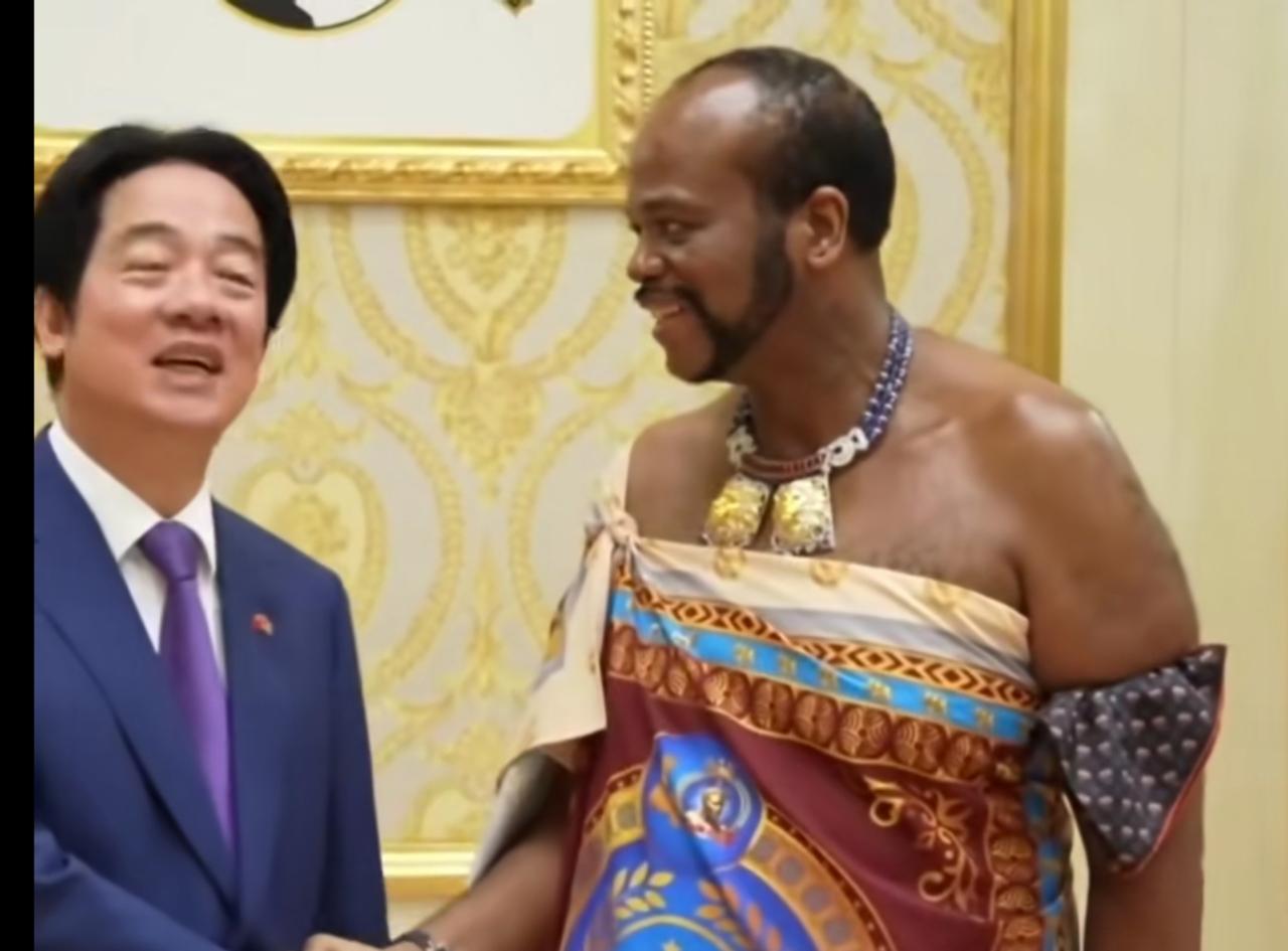 偷鸡摸狗般跑出去，就为了见一个原始部落的头领，真叫人贻笑大方！
赖蛙也就只剩下这
