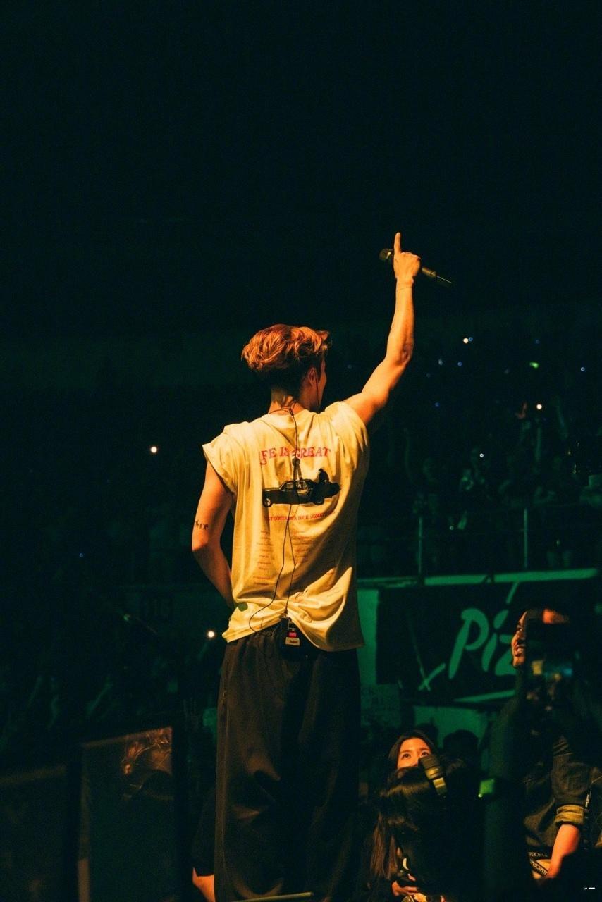 王嘉尔这一天到底做了多少事 看到王嘉尔的日常，感觉自己又懒了一天！巡演菲律宾站结