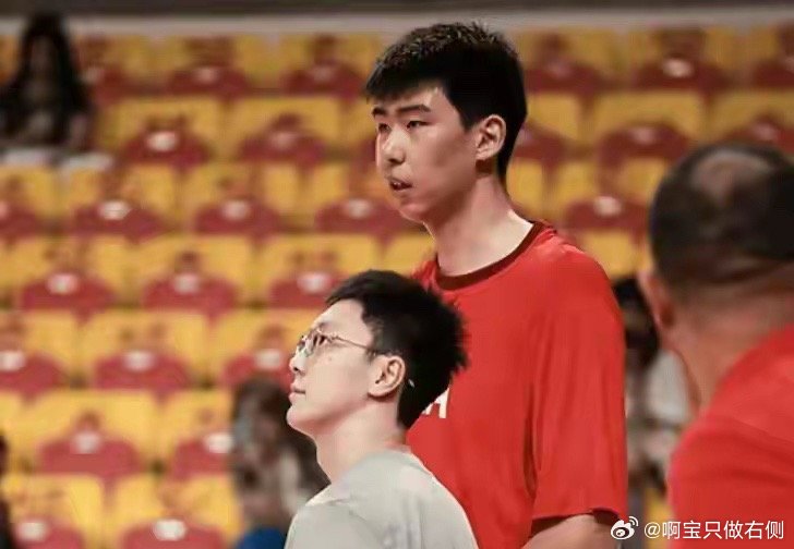 男篮热身赛仅四人有望进大名单！徐昕庞峥麟惊喜，王俊杰成基本盘斯科特最后1秒补篮完