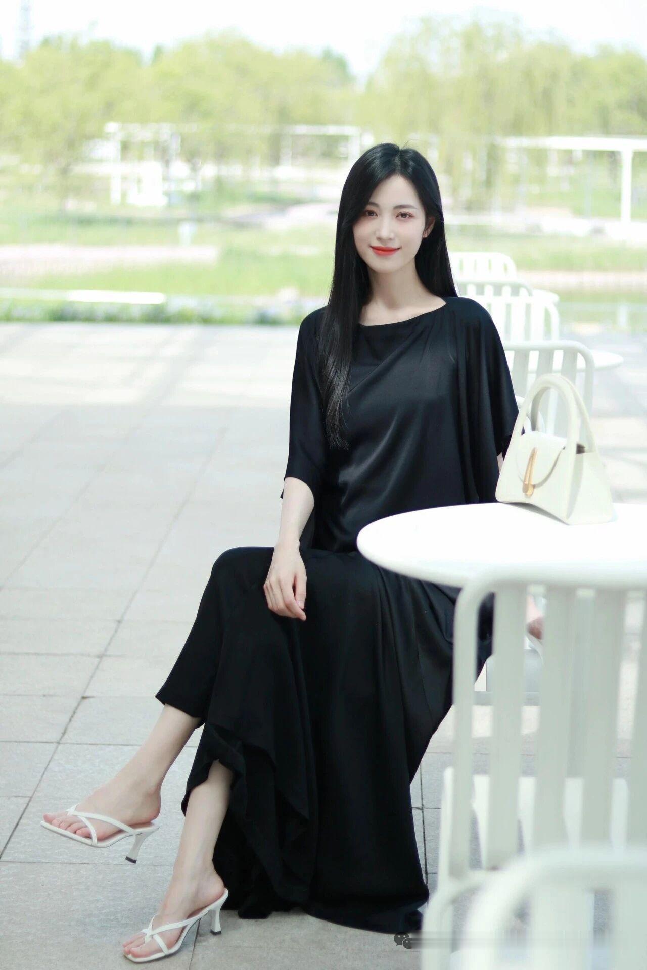 黑衣美人坐，静享绿意浓。