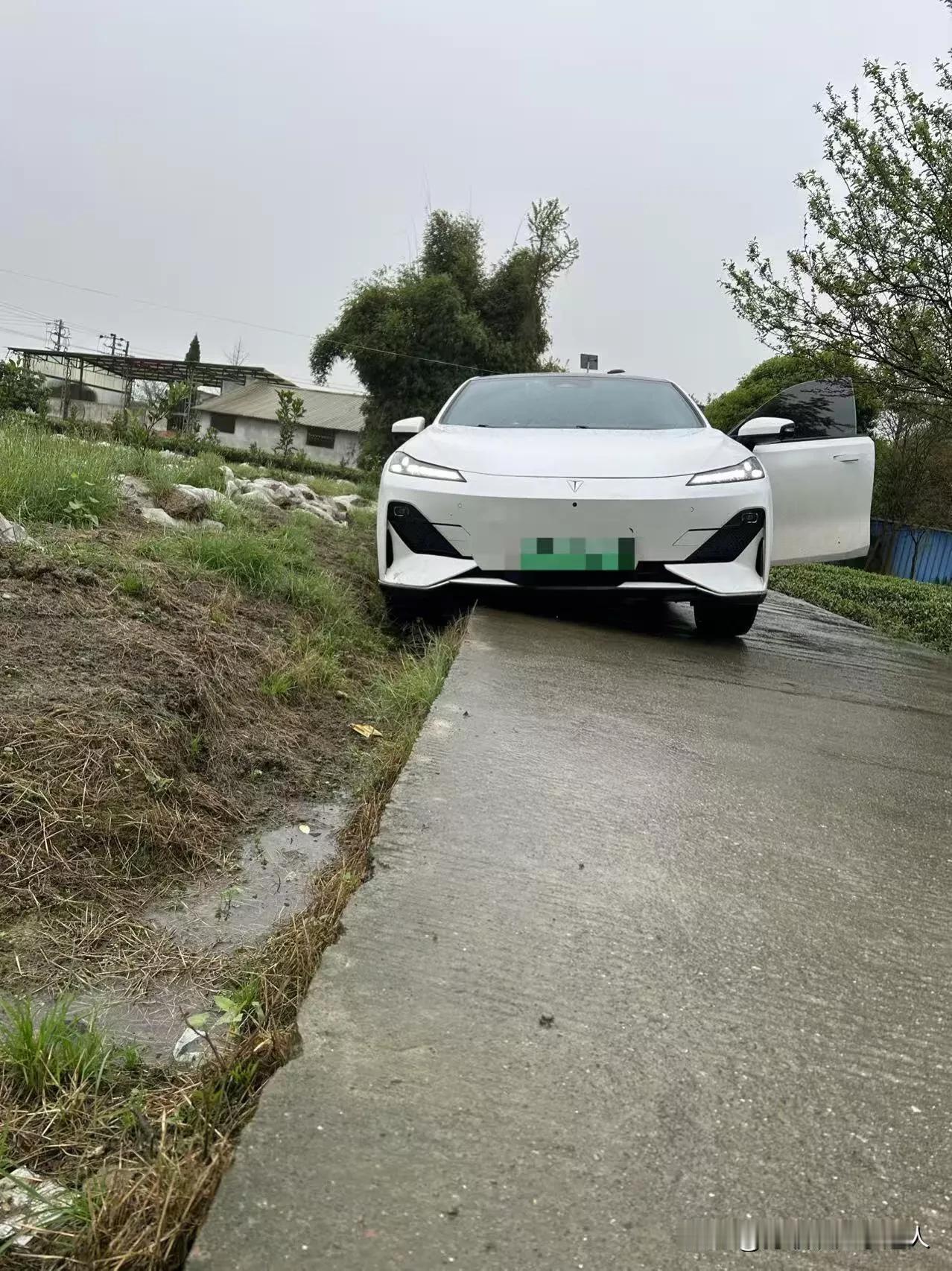 跑了10年的老路，宽敞得很，昨天愣是出了事！

就为了躲辆突然窜出来的自行车，也