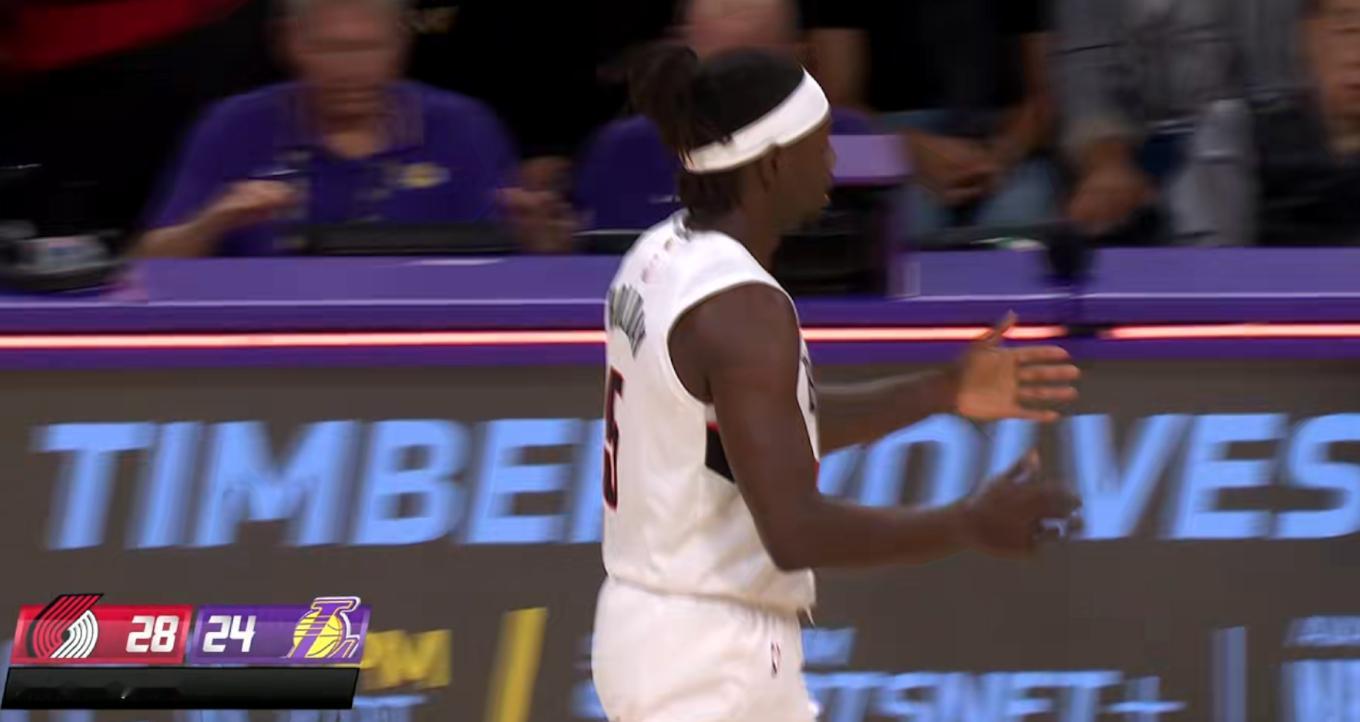 首节湖人24:28开拓者，轮换已经到板凳最末端，真是没人了……这比赛不要抱太大期