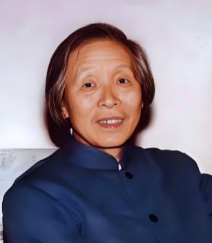 她一手托举起三位中国科学院院士，把大半辈子都铺在了中国地质教育的讲台上，人称“岩
